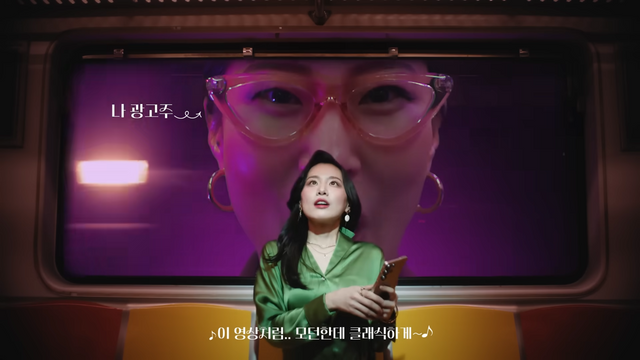 [AP신문 광고평론 No.1212]&nbsp; ​​​​​​​광고주의 무리한 부탁을 받은 디자이너를 주인공으로 설정했다. 사진 LG유플러스 유튜브 캡처ⓒAP신문(AP뉴스)