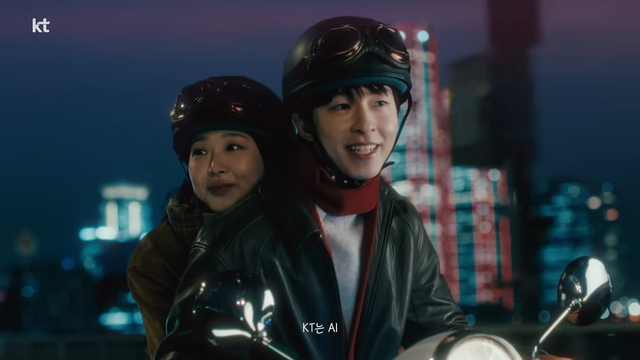 [AP신문 광고평론 No.1213]&nbsp;​​​​​​​오토바이를 타고 달려가는 남녀. 사진 KT 유튜브 캡처ⓒAP신문(AP뉴스)