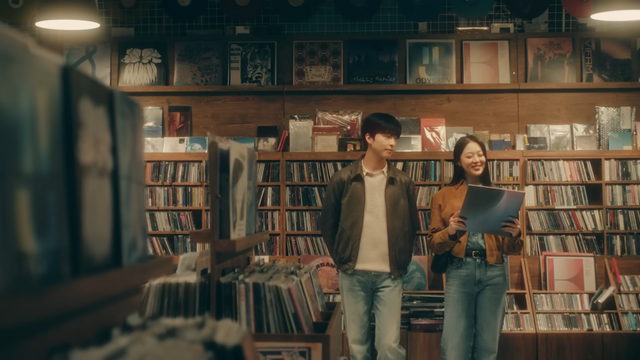 [AP신문 광고평론 No.1213]&nbsp;​​​​​​​LP전문점에서 데이트를 즐기는 남녀. 사진 KT 유튜브 캡처ⓒAP신문(AP뉴스)