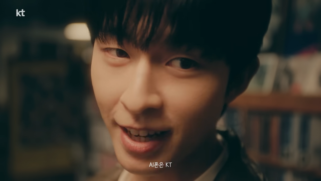 [AP신문 광고평론 No.1213]&nbsp;​​​​​​​'AI폰은 KT, KT는 AI'라는 문구를 반복한다. 사진 KT 유튜브 캡처ⓒAP신문(AP뉴스)