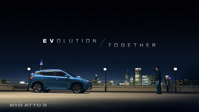 [AP신문 광고평론 No.1215]&nbsp; ​​​​​​​아토3와 마주보고 있는 모델. 사진 BYD코리아 유튜브 캡처ⓒAP신문(AP뉴스)