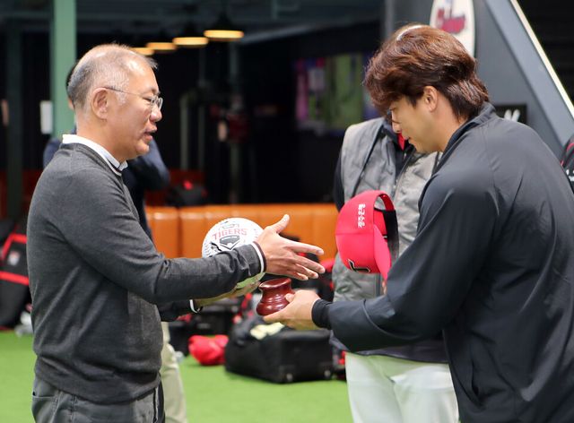 ©AP신문(AP뉴스)/ 이미지 제공 = 현대자동차그룹 ▲정의선 현대차그룹 회장이 현지시간 16일 미국 캘리포니아 어바인 인근에 위치한 KIA 타이거즈 스프링캠프를 찾아 훈련 중인 선수들과 코칭 스태프를 격려했다. 정의선 회장(왼쪽)이 주장 나성범 선수로부터 사인볼을 받고 악수하고 있다.