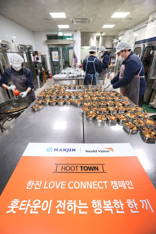 ©AP신문(AP뉴스)/ 이미지 제공 = ㈜한진 ▲한진은 '훗타운이 전하는 행복한 한끼' 캠페인을 통해 지난 3개월간 조성한 후원금을 월드비전 서울서부사업본부의 결식아동 저녁식사 지원사업인 '사랑의 도시락' 캠페인에 전달했다. 또 임직원들이 직접 참여해 반찬 만들기 및 도시락 포장 등 도시락 만들기 봉사활동을 수행하며 나눔의 손길을 더했다.