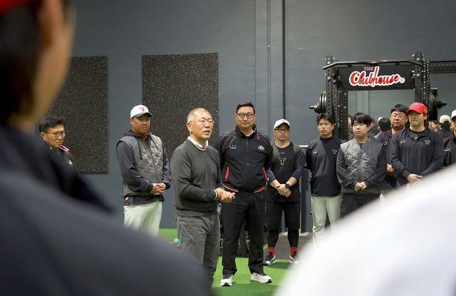 ©AP신문(AP뉴스)/ 이미지 제공 = 현대자동차그룹 ▲정의선 현대차그룹 회장이 현지시간 16일 미국 캘리포니아 어바인 인근에 위치한 KIA 타이거즈 스프링캠프를 찾아 훈련 중인 선수들과 코칭 스태프를 격려했다. 사진 왼쪽부터 윤승규 기아북미권역본부장, KIA 타이거즈 이범호 감독, 현대차그룹 정의선 회장, KIA 타이거즈 심재학 단장