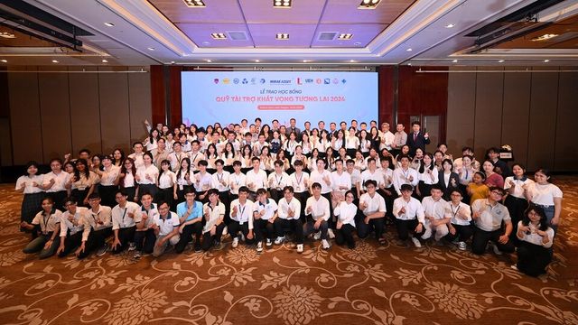 ©AP신문(AP뉴스)/ 이미지 제공 = 미래에셋증권 ▲미래에셋그룹의 베트남 사회공헌재단인 미래희망재단은 지난 14일 현지 우수 학생을 대상으로 장학금 수여식을 개최했다. 장학금 수여자들이 손가락 하트를 보내고 있다.