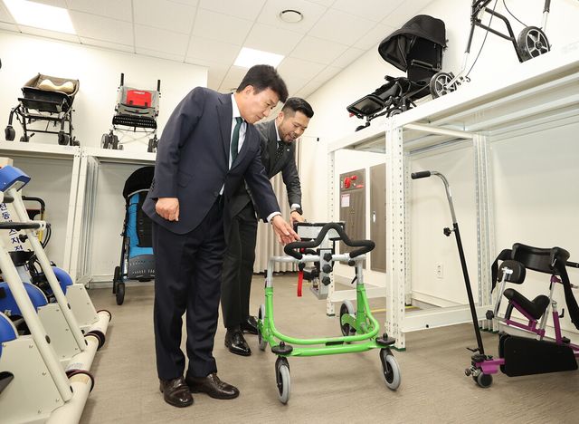 ©AP신문(AP뉴스)/ 이미지 제공 = 하나금융지주 ▲하나금융그룹은 장애인의 건강한 성장과 경제적 자립을 위한 생애주기별 맞춤형 통합 지원 사업을 실시한다고 밝혔다. 이번 사업의 첫 시작으로 지난 17일 서울 마포구 소재 푸르메재단 넥슨어린이재활병원에서 ‘장애 아동·청소년을 위한 재활 및 학습 보조기구 전달식’을 가졌다. 함영주 회장(왼쪽)이 장애·아동 청소년을 위한 재활 보조기구를 살펴보고 있다.