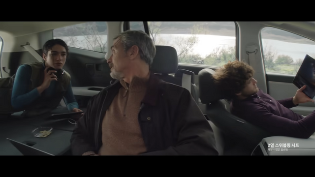 [AP신문 광고평론 No.1217]&nbsp; ​​​​​​​차에서 휴식을 취하는 사람들. 사진 현대자동차 유튜브 캡처ⓒAP신문(AP뉴스)