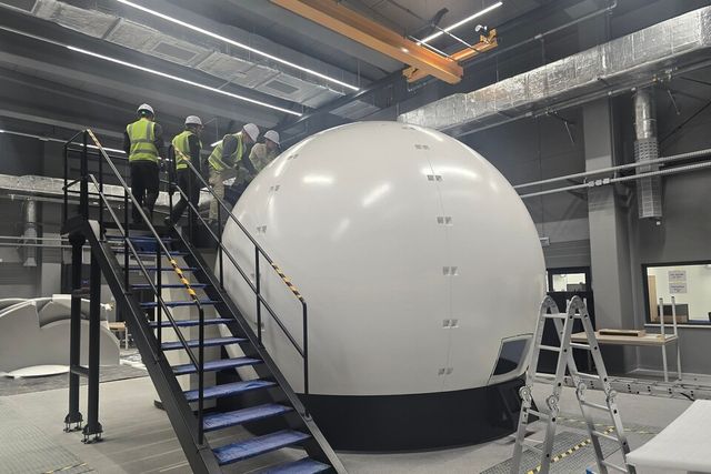 ©AP신문(AP뉴스)/이미지 제공 = CJ대한통운 ▲CJ대한통운이 폴란드 민스크 마조비에츠키(Mińsk Mazowiecki) 공군기지로 운송한 시뮬레이터의 화물 상태를 점검하고 있다.