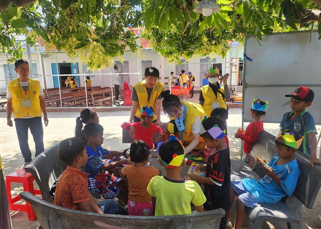 ©AP신문(AP뉴스)/이미지 제공 = CJ그룹 ▲CJ그룹이 베트남 닌투언성 땀응마을을 찾아 의료봉사를 한 가운데 CJ제일제당 직원을 비롯한 자원봉사자들이 진료 대기 중인 어린이들을 돌보고 있다.