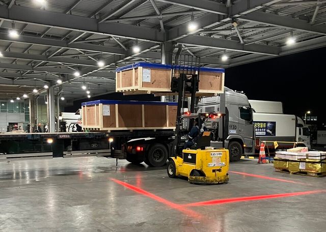 ©AP신문(AP뉴스)/이미지 제공 = CJ대한통운 ▲CJ대한통운이 ‘모듈형 방식’으로 물류 작업을 수행하는 모습. 2대의 시뮬레이터가 35개의 부품으로 분해되어 육상운송, 항공운송을 거친 후 최종 목적지인 폴란드 민스크 마조비에츠키(Mińsk Mazowiecki) 공군기지에서 완성체로 조립됐다.