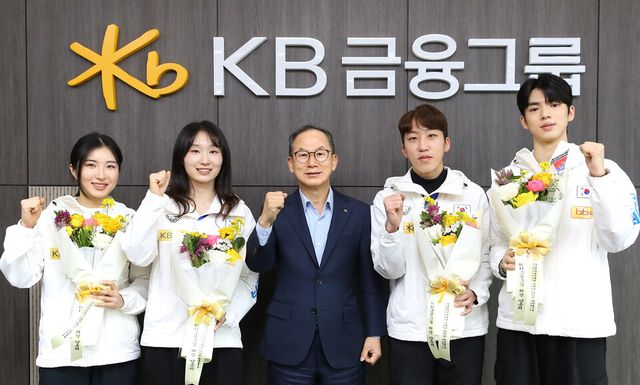 ©AP신문(AP뉴스)/이미지 제공 = KB금융지주 ▲(왼쪽부터) 김길리 선수, 최민정 선수, KB금융 양종희 회장, 박지원 선수, 차준환 선수가 기념촬영을 하고 있다.
