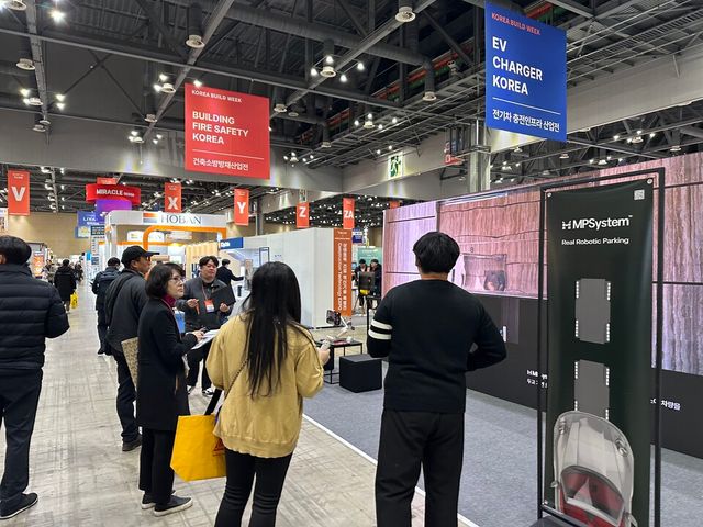 ©AP신문(AP뉴스)/이미지 제공 = 삼표그룹 ▲ 삼표그룹의 계열사인 에스피앤모빌리티가 지난 19일부터 22일까지 나흘간 경기 고양시 킨텍스 제1전시장에서 진행된 '2025 서울신문 상생 협력 건설 엑스포' 현장에서 로봇주차 시스템인 '엠피시스템(MPSystem)' 기술에 대한 설명을 참관객들을 대상으로 하고 있다.