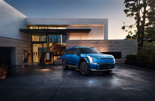 ©AP신문(AP뉴스)/ 이미지 제공 = 기아 ▲‘V2H 비상전원’으로 전기차(EV9)를 가정의 전력원으로 활용하는 모습.