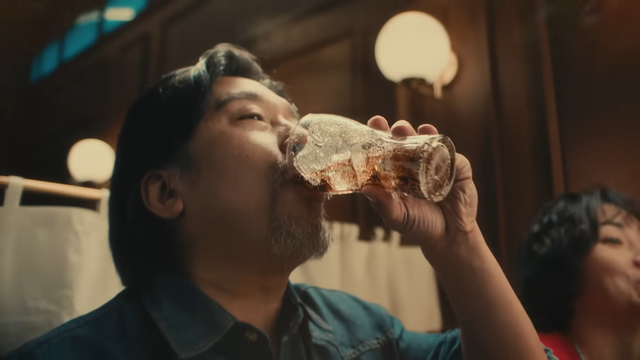 [AP신문 광고평론 No.1223]&nbsp; ​​​​​​​코카콜라를 마시는 에드워드 리. 사진 코카콜라 유튜브 캡처ⓒAP신문(AP뉴스)