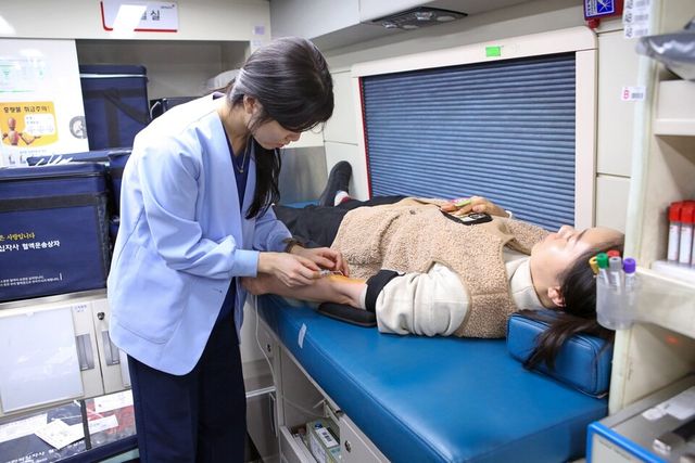 ©AP신문(AP뉴스)/이미지 제공 = 금호석유화학 ▲금호석유화학 본사 직원이 2025 첫 헌혈 캠페인에 참여하고 있다.