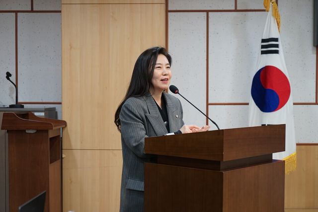 ©AP신문(AP뉴스)/이미지 제공 = 한국e스포츠협회 ▲강유정 의원이 27일 국회의원회관에서 열린 ‘2025 학교 이스포츠 포럼’에 참석해 개회사를 하고 있다.