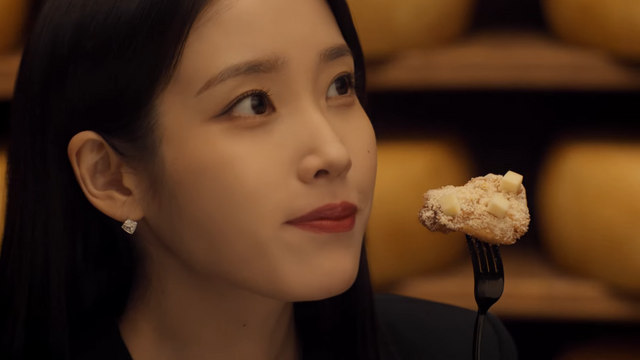 [AP신문 광고평론 No.1225]&nbsp; ​​​​​​​치킨을 시식하는 아이유. 사진 푸라닭 치킨 유튜브 캡처ⓒAP신문(AP뉴스)