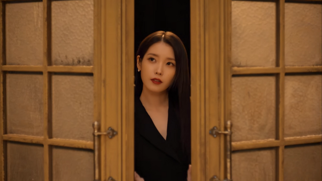 [AP신문 광고평론 No.1225]&nbsp; ​​​​​​​치즈 저장고로 들어서는 아이유. 사진 푸라닭 치킨 유튜브 캡처ⓒAP신문(AP뉴스)