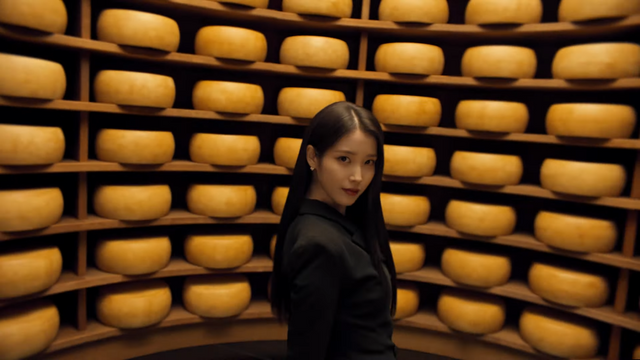 [AP신문 광고평론 No.1225]&nbsp; ​​​​​​​치즈로 둘러싸인 아이유. 사진 푸라닭 치킨 유튜브 캡처ⓒAP신문(AP뉴스)