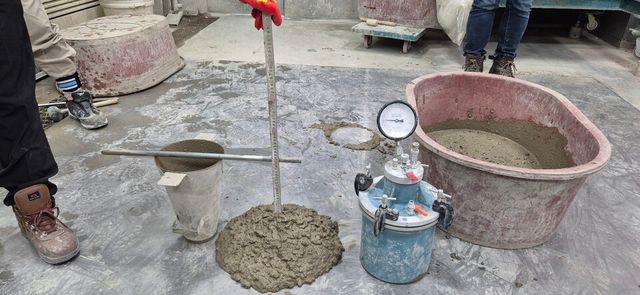 ©AP신문(AP뉴스)/ 이미지 제공 = 삼표그룹 ▲‘블루멘트 ECO SPEED’ 시연회 현장에서 콘크리트의 반죽질기와 재료 분리에 저항하는 정도 등을 비교하기 위해 기초 물성 측정(슬럼프)을 하고 있다.