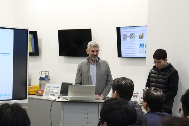 ©AP신문(AP뉴스)/ 이미지 제공 = 삼표그룹 ▲지난 1월 15일 경기도 화성시에 소재한 삼표그룹 S&I(기술연구소)에서 진행된 고성능 친환경 시멘트인 ‘블루멘트’ 기술설명회와 시연회 현장에서 장미쉘 레이 센터장이 건설사 관계자들에게 내용을 설명하고 있다.