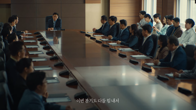 [AP신문 광고평론 No.1207]&nbsp; ​​​​​​​사내 회의에서 '힘내자'는 말을 하고 있는 상사. 사진 카스 유튜브 캡처ⓒAP신문(AP뉴스)