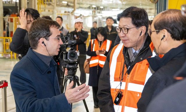 ©AP신문(AP뉴스)/ 이미지 제공 = 르노코리아 ▲스테판 드블레즈 르노코리아 사장(왼쪽)이 7일 르노코리아 부산공장에 방문한 박형준 부산시장과 대화를 나누고 있다.