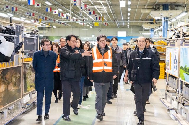 ©AP신문(AP뉴스)/ 이미지 제공 = 르노코리아 ▲스테판 드블레즈 사장(왼쪽 첫 번째), 박형준 시장(왼쪽 세 번째), 이해진 제조본부장(왼쪽 네 번째)이 부산공장을 점검하고 있다.