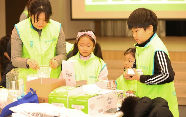 ©AP신문(AP뉴스)/ 이미지 제공 = 하나금융지주 ▲하나금융그룹은 지난 8일 명동상인연합회와 함께 지역사회 소상공인을 위한 봉사활동을 실시했다고 밝혔다. 이날 봉사활동에 참여한 임직원과 가족들이 지역 소상공인들에게 전달할 행복상자를 만들고 있다.