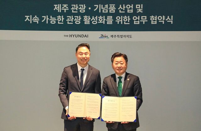 ©AP신문(AP뉴스)/ 이미지 제공 = 현대백화점그룹 ▲&nbsp;28일 오전, 서울 영등포구 더현대 서울에서 정지영 현대백화점 사장(왼쪽)이 오영훈 제조도지사와 ‘제주 관광·기념품 산업 및 지속 가능한 관광 활성화’를 위한 업무협약 체결 후 기념사진을 찍고 있다.