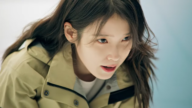 [AP신문 광고평론 No.1232]&nbsp; ​​​​​​​익살맞은 연기를 보여주는 아이유. 사진 블랙야크 유튜브 캡처ⓒAP신문(AP뉴스)