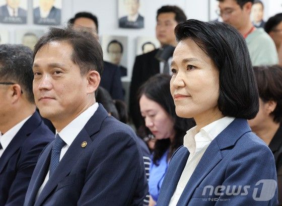 AP신문 미디어동향 3월 2주 ⓒAP신문(AP뉴스) 이진숙 방송통신위원장(오른쪽)과 김태규 상임위원(왼쪽)