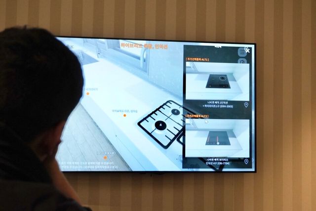 ©AP신문(AP뉴스)/이미지 = 조수빈 기자 ▲DL이앤씨 관계자가&nbsp;3D 가상 시뮬레이션 ‘디버추얼(D-Virtual)’을 시현하고 있다.