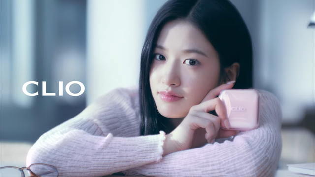 [AP신문 광고평론 No.1234]&nbsp; 코스메틱 브랜드 클리오 모델. 아이돌그룹 아이브(IVE)의 멤버 안유진. 사진 클리오 유튜브 캡처ⓒAP신문(AP뉴스)
