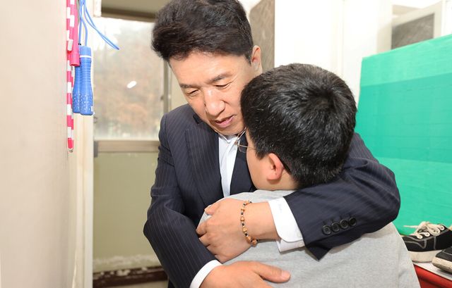 ©AP신문(AP뉴스)/이미지 제공 = 하나금융지주 ▲함영주 하나금융그룹 회장이 지난 12일 수도권 소재 가족돌봄아동 가정을 방문해 정성껏 준비한 도시락과 행복상자를 전달한 후 아동과 함께 따뜻한 포옹을 나누고 있다.