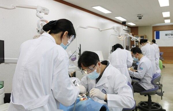 ©AP신문(AP뉴스)/이미지 제공 = 동국제약 ▲동국제약은 ‘제17회 잇몸의 날’을 공동으로 주최하는 대한치주과학회와 함께 지난 14일 한양여자대학교에서 ‘사랑의 스케일링’ 봉사 활동을 진행했다.