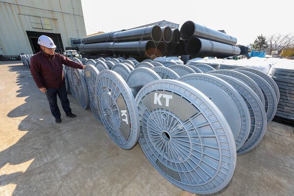 ©AP신문(AP뉴스)/이미지 제공 = KT ▲KT 직원이 경기도 김포시에 위치한 아시아플라텍 공장에서 제조된 친환경 보빈을 점검하고 있다.