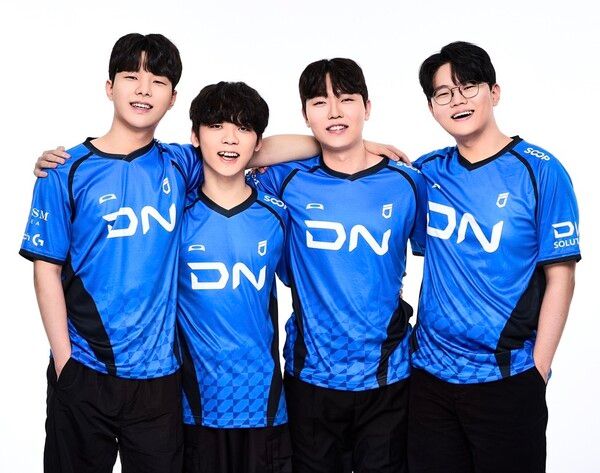 ⓒAP신문(AP뉴스)/ 이미지 제공 = 크래프톤&nbsp;▲DN 프릭스 선수단. (왼쪽부터) '디엘' 김진현, '규민' 심규민, '헤븐' 김태성, '살루트' 우제현 선수