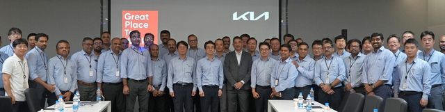 ©AP신문(AP뉴스)/이미지 제공 = 기아 ▲GPTW 인도 아눕 시퀘이라 디렉터(가운데 검정색 정장)와 이광구 전무(가운데 검정색 정장 좌측)를 비롯한 기아 인도권역본부 임직원이 ‘일하기 좋은 기업’ 인증서 수여식에서 기념촬영을 하고 있다.