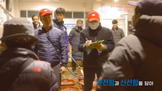 [AP신문 광고평론 No.1237]&nbsp; ​​​​​​​실제 어업 현장을 보여준다. 사진 수협 유튜브 캡처ⓒAP신문(AP뉴스)