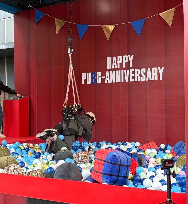 ⓒAP신문(AP뉴스)/ 박수연 기자 =&nbsp;▲'온몸 파밍 크레인'에 참여한 팬이 경품을 뽑고 있다.