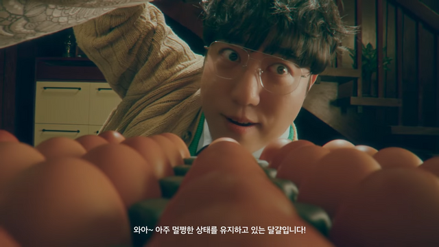 [AP신문 광고평론 No.1240]&nbsp; ​​​​​​​매트리스 밑에 계란을 깔아 충격 흡수 실험을 한다. 사진 에이스 침대 유튜브 캡처ⓒAP신문(AP뉴스)