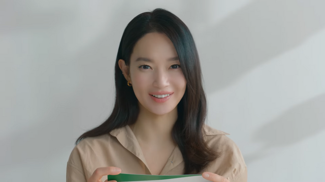 [AP신문 광고평론 No.1242]&nbsp; ​​​​​​​사연을 읽어주는 배우 신민아. 사진 금호석유화학휴그린 유튜브 캡처ⓒAP신문(AP뉴스)