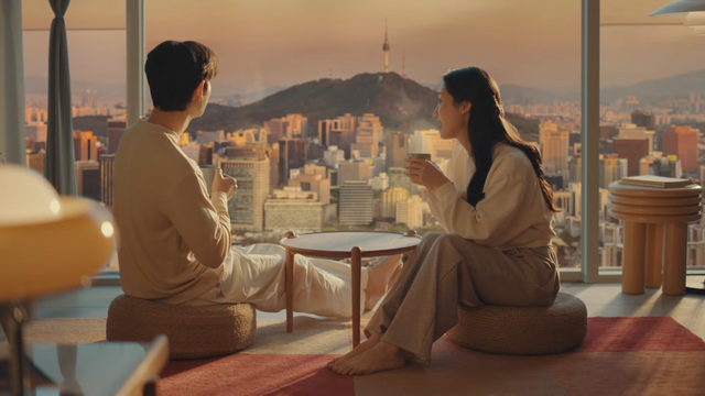 [AP신문 광고평론 No.1242]&nbsp; ​​​​​​​유리난간창으로 탁 트인 전망을 보여준다. 사진 금호석유화학휴그린 유튜브 캡처ⓒAP신문(AP뉴스)