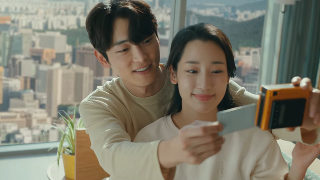 [AP신문 광고평론 No.1242]&nbsp; ​​​​​​​거실에서 시간을 보내는 신혼부부. 사진 금호석유화학휴그린 유튜브 캡처ⓒAP신문(AP뉴스)