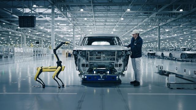 ©AP신문(AP뉴스)/이미지 제공 = 현대자동차그룹 ▲HMGMA 차체 공장에서 보스턴 다이내믹스의 4족 보행 로봇 ‘스팟(Spot)’이 차체를 검사하는 모습