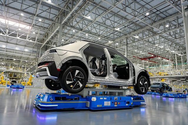 ©AP신문(AP뉴스)/이미지 제공 = 현대자동차그룹 ▲HMGMA 의장 공장에서 조립되고 있는 차량이 자율주행 운반 로봇(AGV)에 실려 운반되는 모습