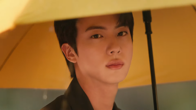 [AP신문 광고평론 No.1244]&nbsp;노란 우산을 들고 서있는 진. 사진 오뚜기 유튜브 캡처ⓒAP신문(AP뉴스)