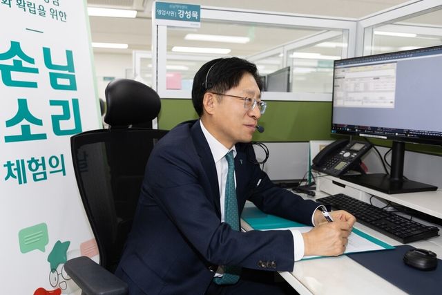 ©AP신문(AP뉴스)/이미지 제공 = 하나증권 ▲영업사원 1호 강성묵 하나증권 대표이사가 손님 소리 체험의 날에 참여해 손님과 상담하고 있다.