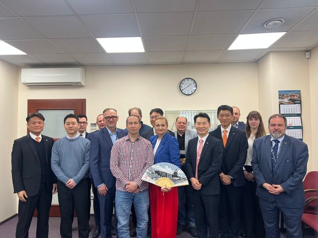 ©AP신문(AP뉴스)/이미지 제공 = 한화오션 ▲한화오션 관계자들이 나우타(Nauta) 조선소를 방문해 모니카(Monika Kozakiewicz, 왼쪽에서 다섯 번째) 사장을 비롯한 관계자들과 함정건조 및 MRO사업 협력에 대해 방안을 협의했다.